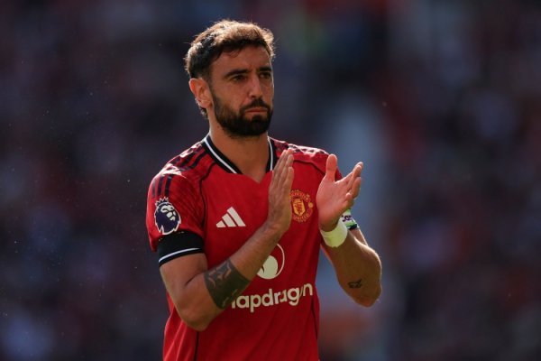 B费迎曼联各项赛事300次出场里程碑，已贡献100球87助功