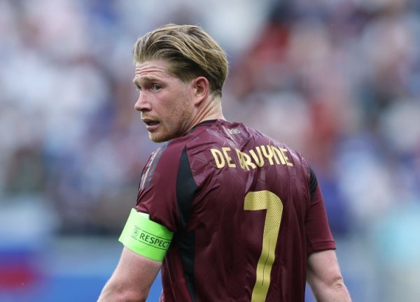 德布劳内射球  23次、打进6球、准确传中14次，欧洲世预赛中场球员最多