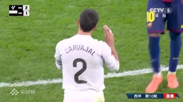 卡瓦哈尔先冲亚马尔做手势，亚马尔伸手与他握手，握手拥抱后开吵