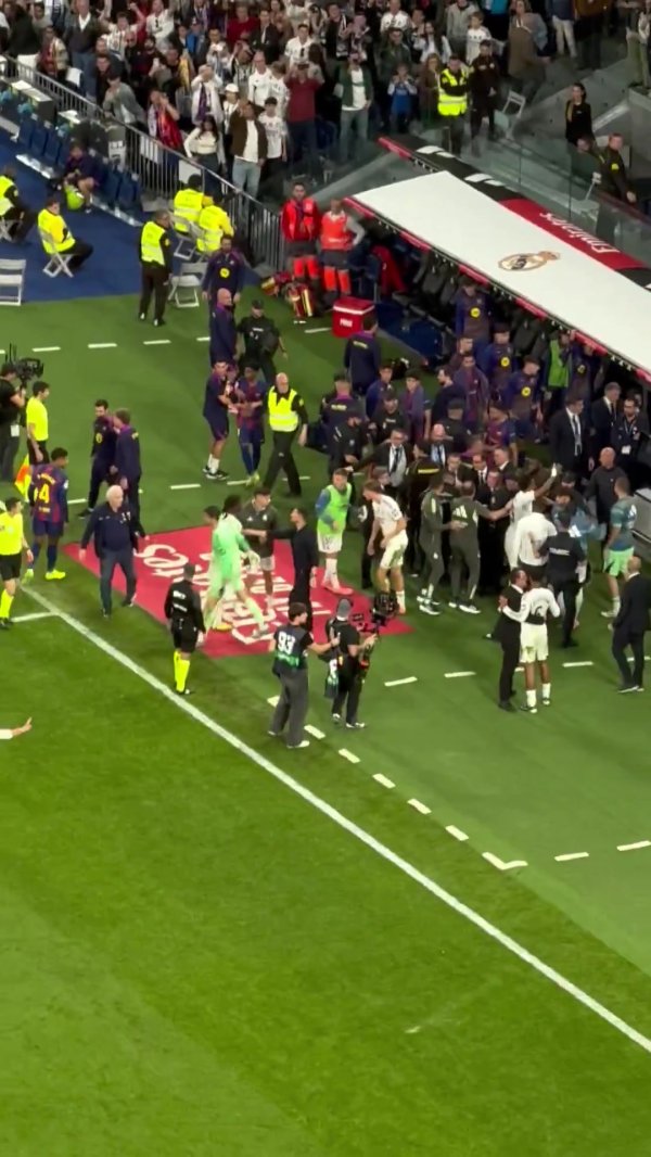 皇击鞠  迷高喊‘p**a Barca’辱骂巴萨，赫伊森示意球迷们再大声点